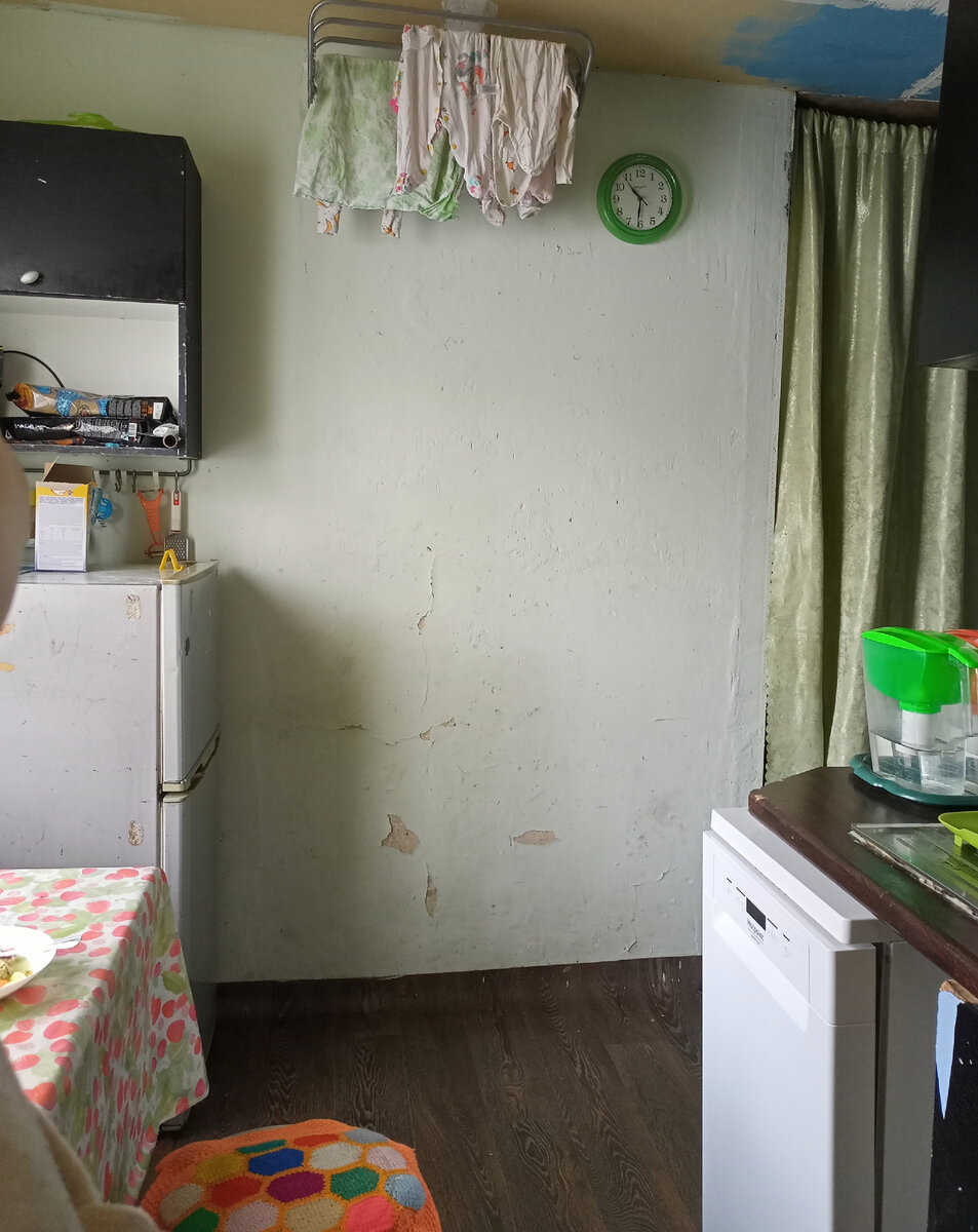 Для этой стены лежит плитка, а в чёрном ящике стояла другая микроволновка 