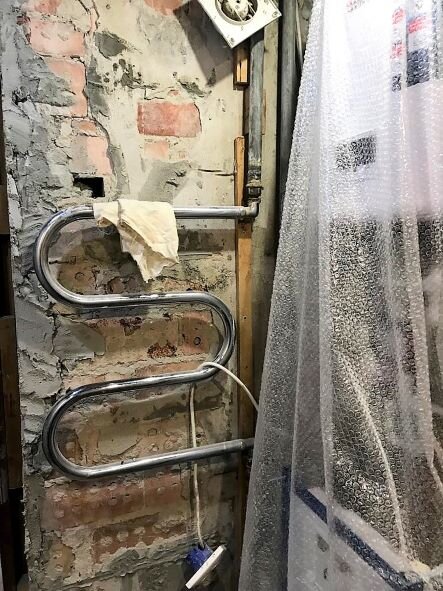 Санузел "До" начала работ: всё висит и открыто...