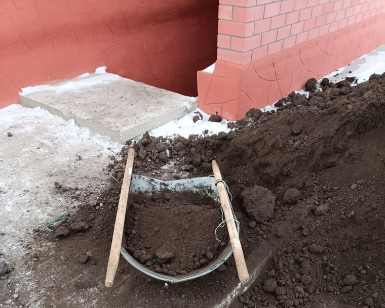    В селе Звериноголовском бюджетники засыпают грунтом подвал строящегося культурно-оздоровительного центра. Инструмент сделали своими руками