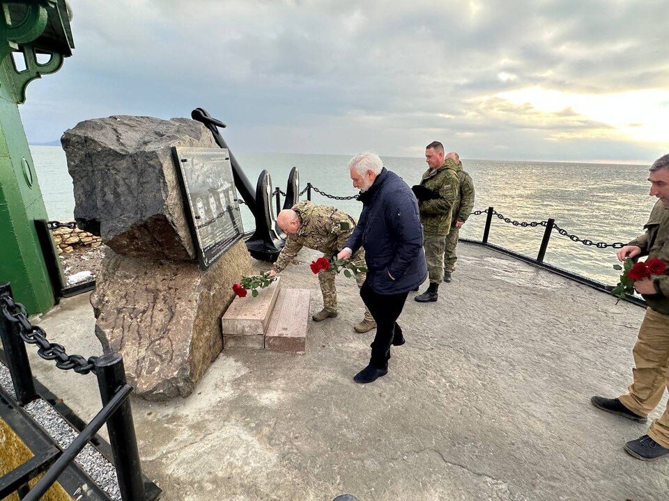     В Мариуполе почтили память о моряках из Новороссийска, погибших в боях за освобождение города. Фото: Телеграм-канал / Глава Мариуполя Олег Моргун