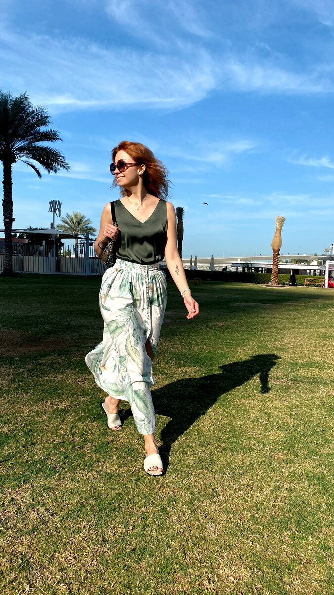 В жару легкие юбки-миди очень выручают. Образ получается легким и воздушным.