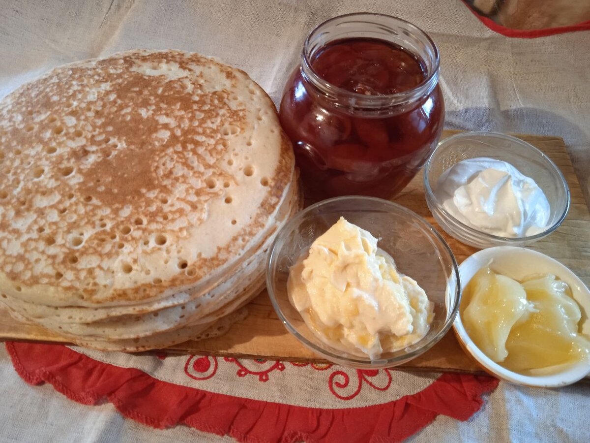 Блинчики на кислом молоке с дырочками. Блины на кисляке. Блины на кислом молоке с дырочками. Кислые блины. Как сделать кислые блины.