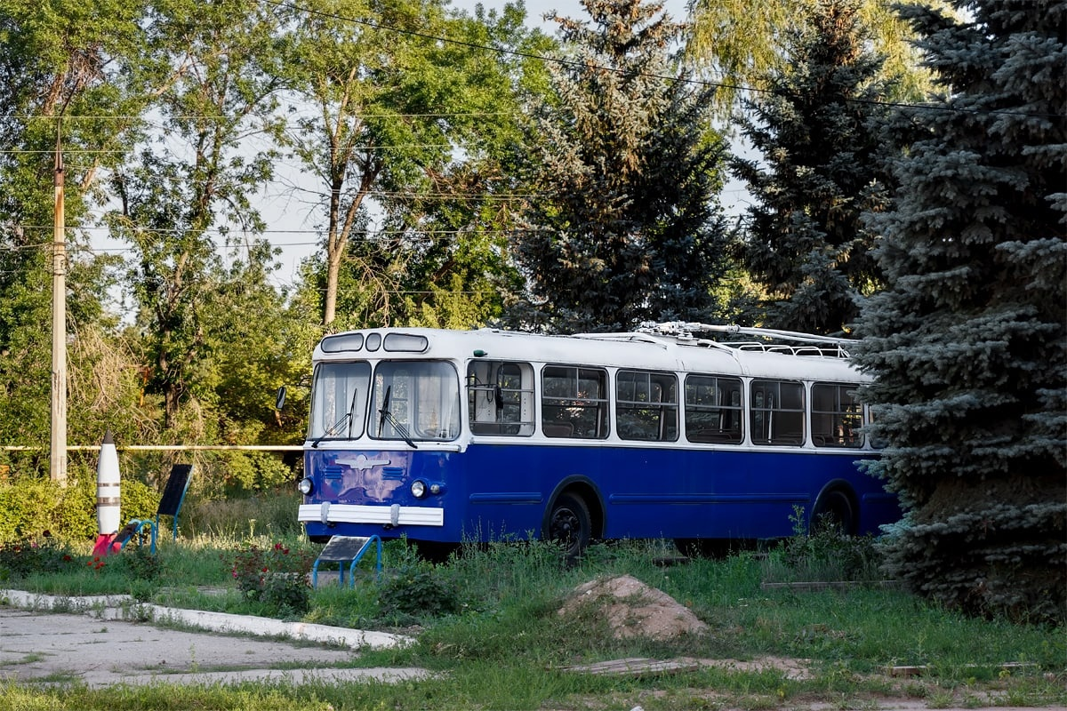 В городе энгельс производит трактора часы троллейбусы. Энгельс троллейбусный завод. Энгельс завод троллейбусов. Троллейбус Урицкого завод. Троллейбусы Энгельсского завода.