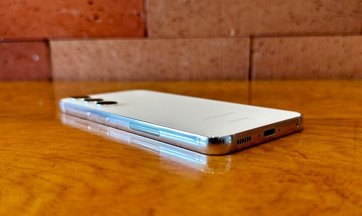 Благодаря небольшому весу и размеру Galaxy S23 удобно управлять одной рукой