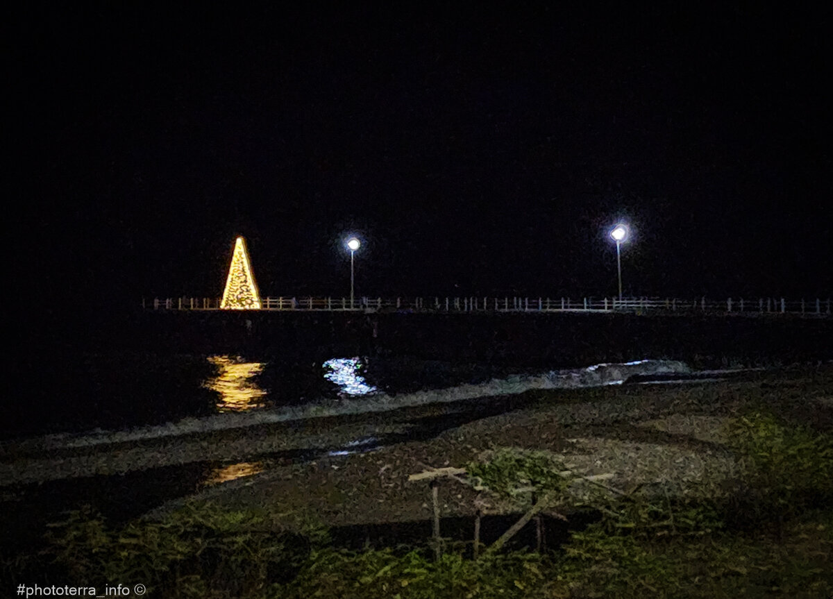 Январь, вечер, берег моря и огни. Новый Афон. Фото: Корчагина Татьяна