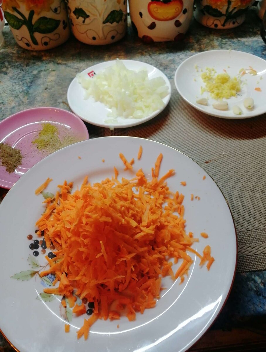 Это, когда я готовила  тыквенный суп, мой фаворит на этой неделе. Не хватает пока ярких красок, но тыква добавляет и краски и витамины.