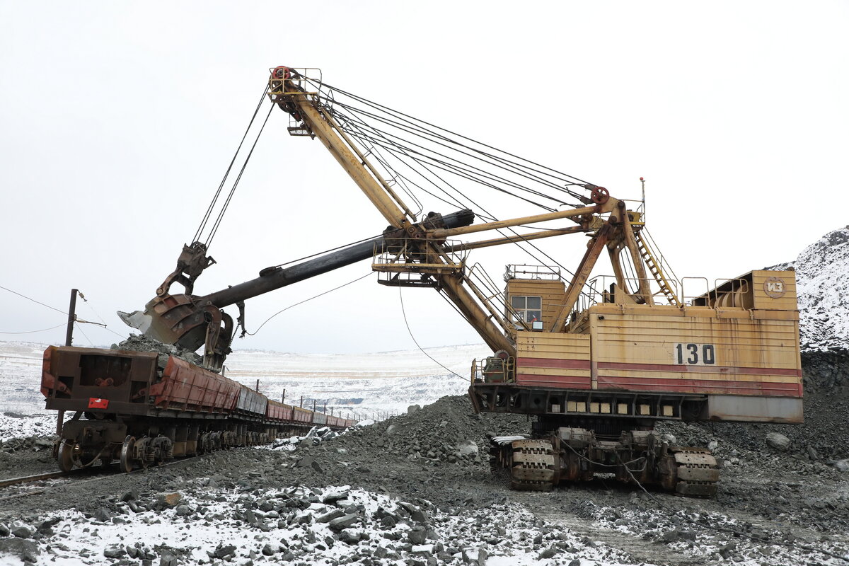 Погрузка руды в думпкар. Фото: Александр Белашов