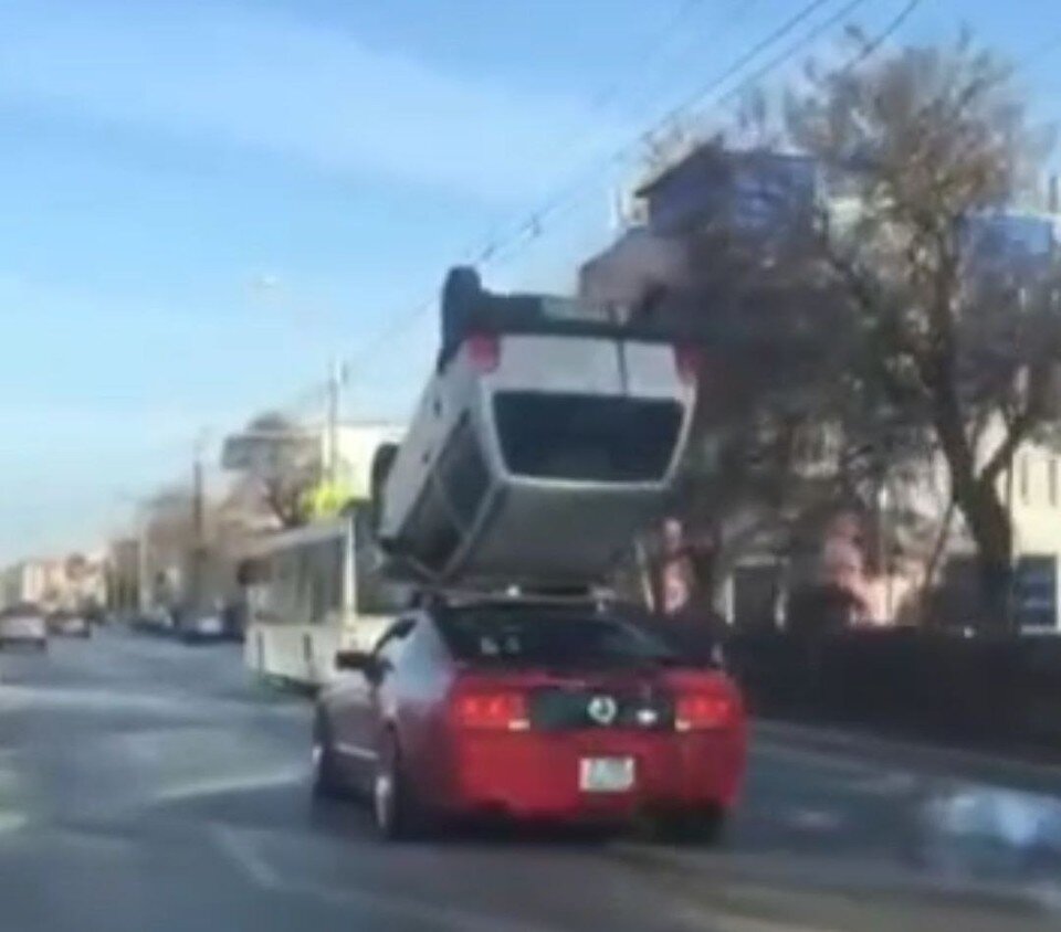     Авто на крыше удивило ростовчан. ФОТО: Соцсети