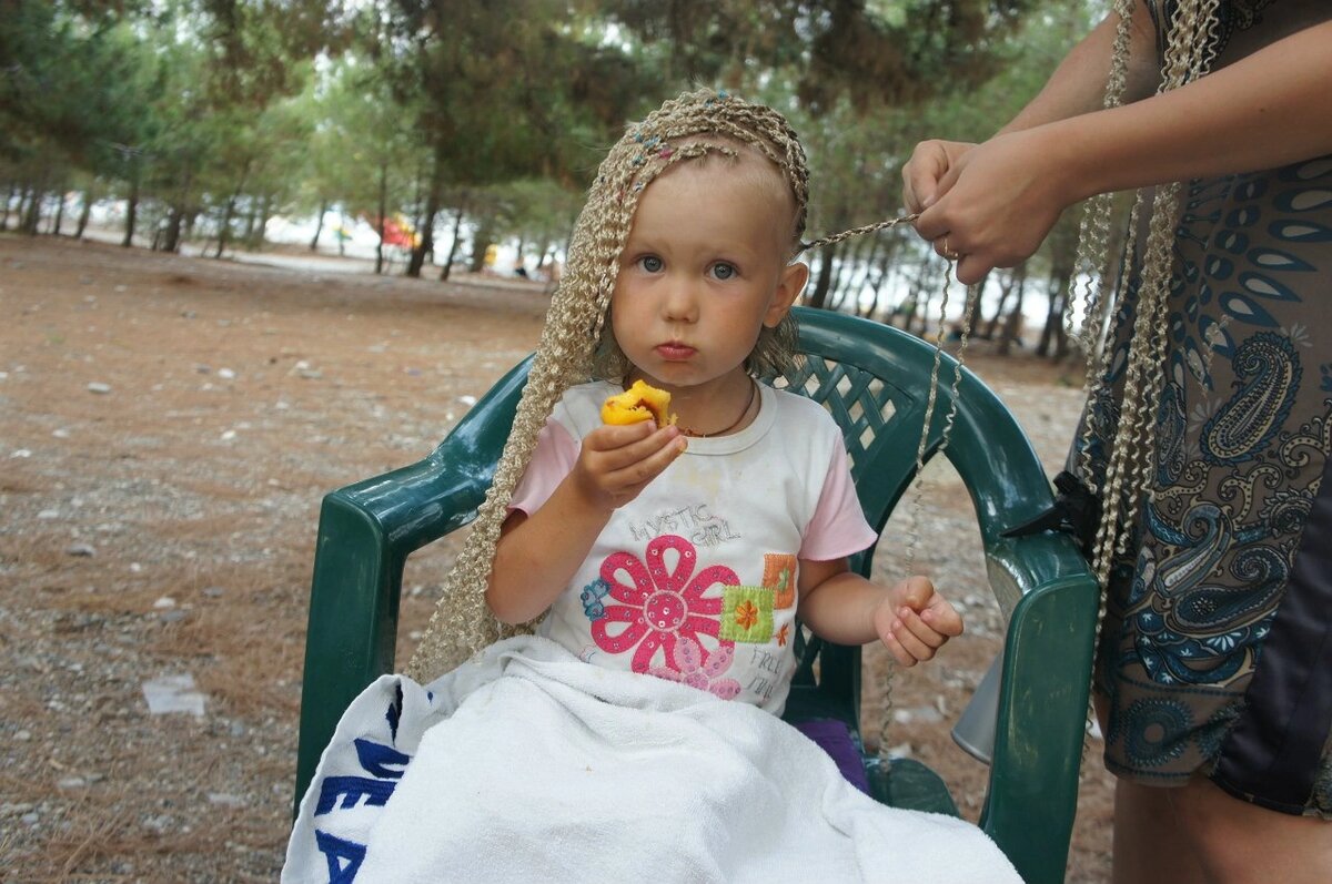 За килограм персиков отсидела косоплетение))