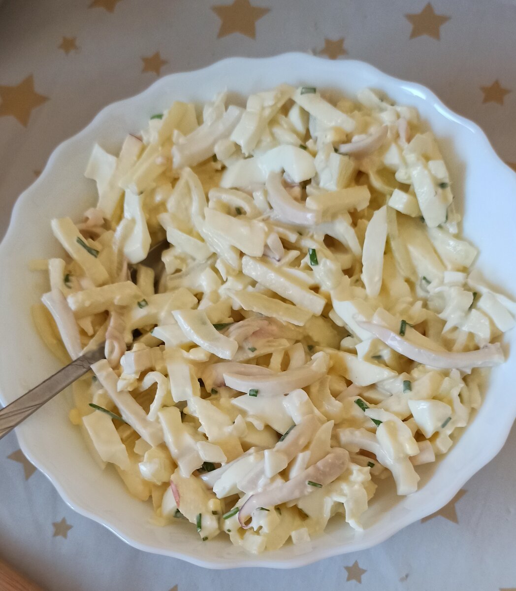 Вкусный и пикантный салат с кальмаром и яблочком