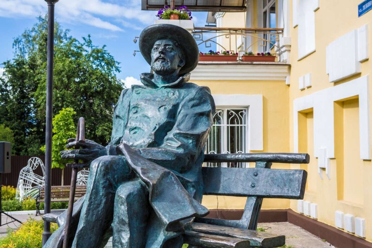 Памятник Чехову в городе Истра