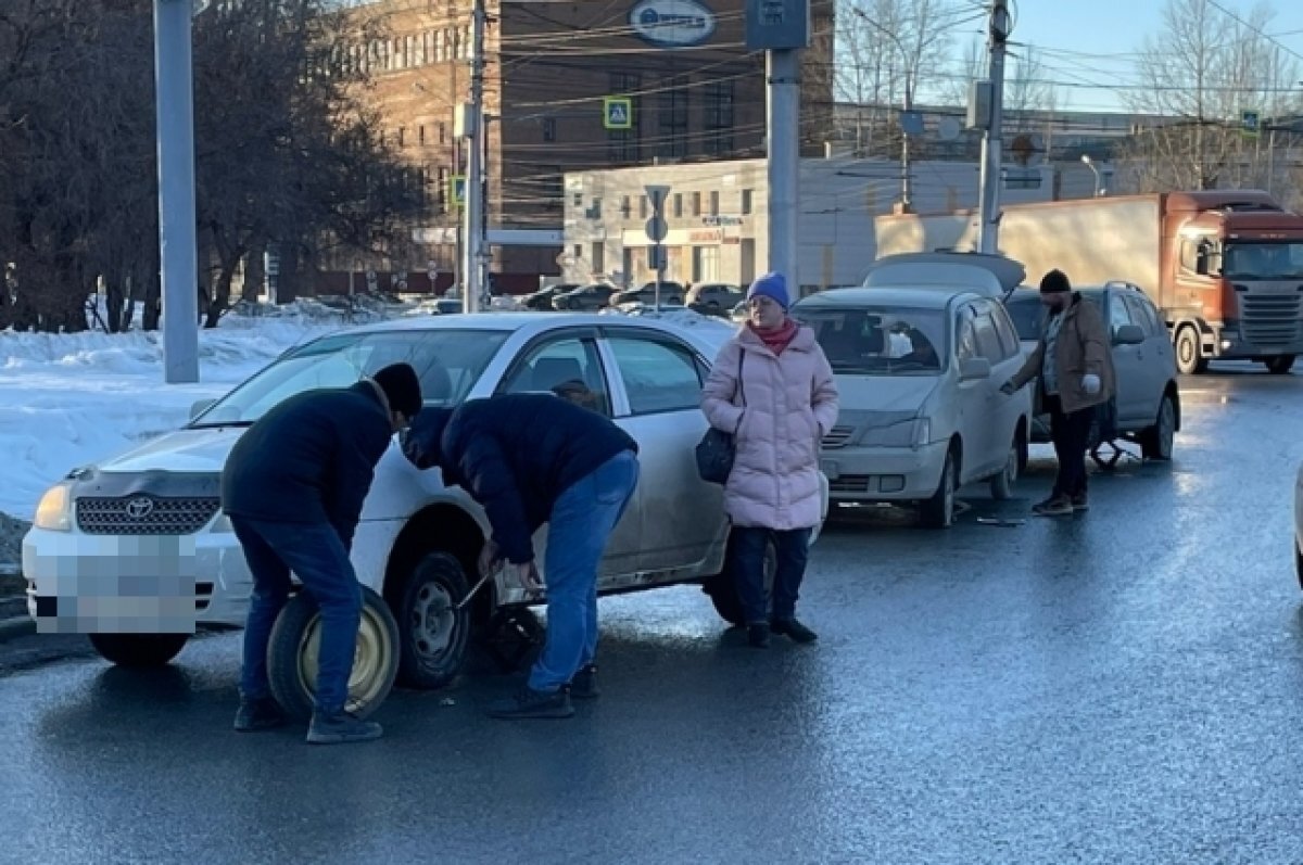    В Новосибирске более пяти автомобилей пробили колёса на трамвайных путях