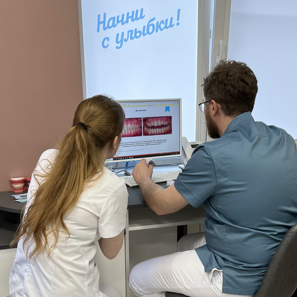 Алексей Анатольевич Иванов с ассистентом работают над презентацией