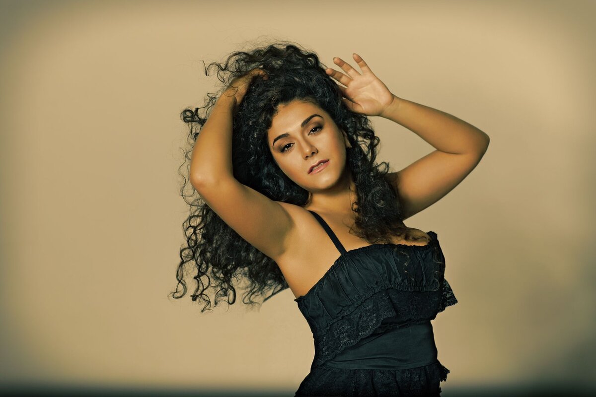 Попробуем разобраться в журналистском штампе, который нам навязывают. Фото оперной певицы Анны Аглатовой. Фото Яндекс.Картинки. 