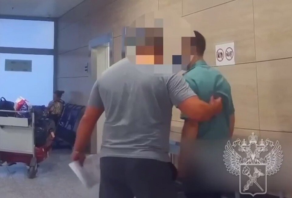     Буйный пассажир с кулаками напал на сотрудника таможни в Пулково. Фото: Скриншот из видео