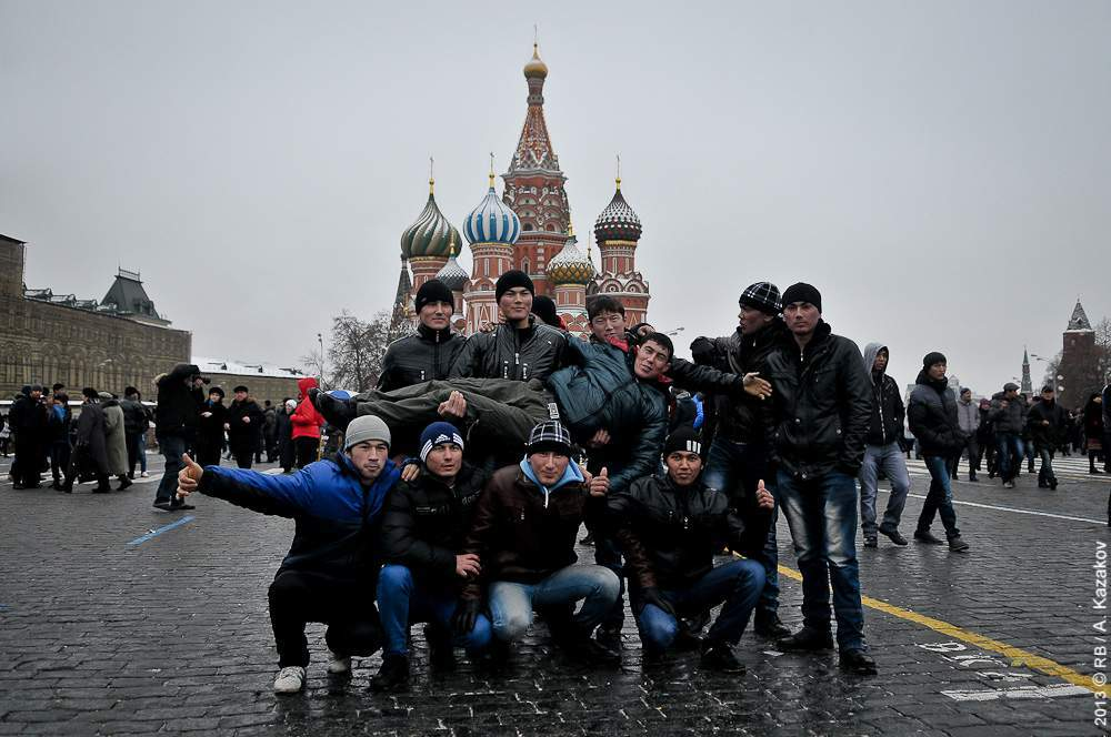 Москва много мигрантов. Гастарбайтеры на красной площади. Чурки на красной площади. Мигранты на красной площади. Таджик на красной площади.