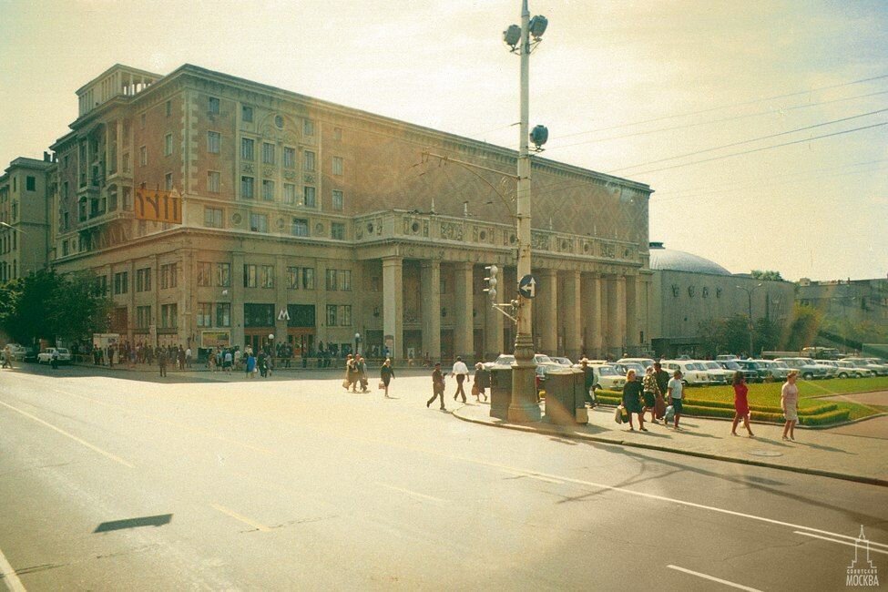Парковка напротив здания консерватории не добавляет живосписности.