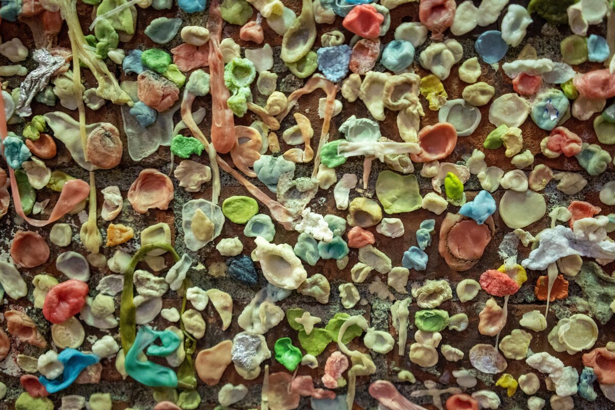    Жвачка разлагается минимум 30 лет (в теплом климате). В холодных странах она сможет пролежать на несколько десятилетий дольше, однако она никогда не исчезнет полностью, а просто превратится в микропластик.Unsplash