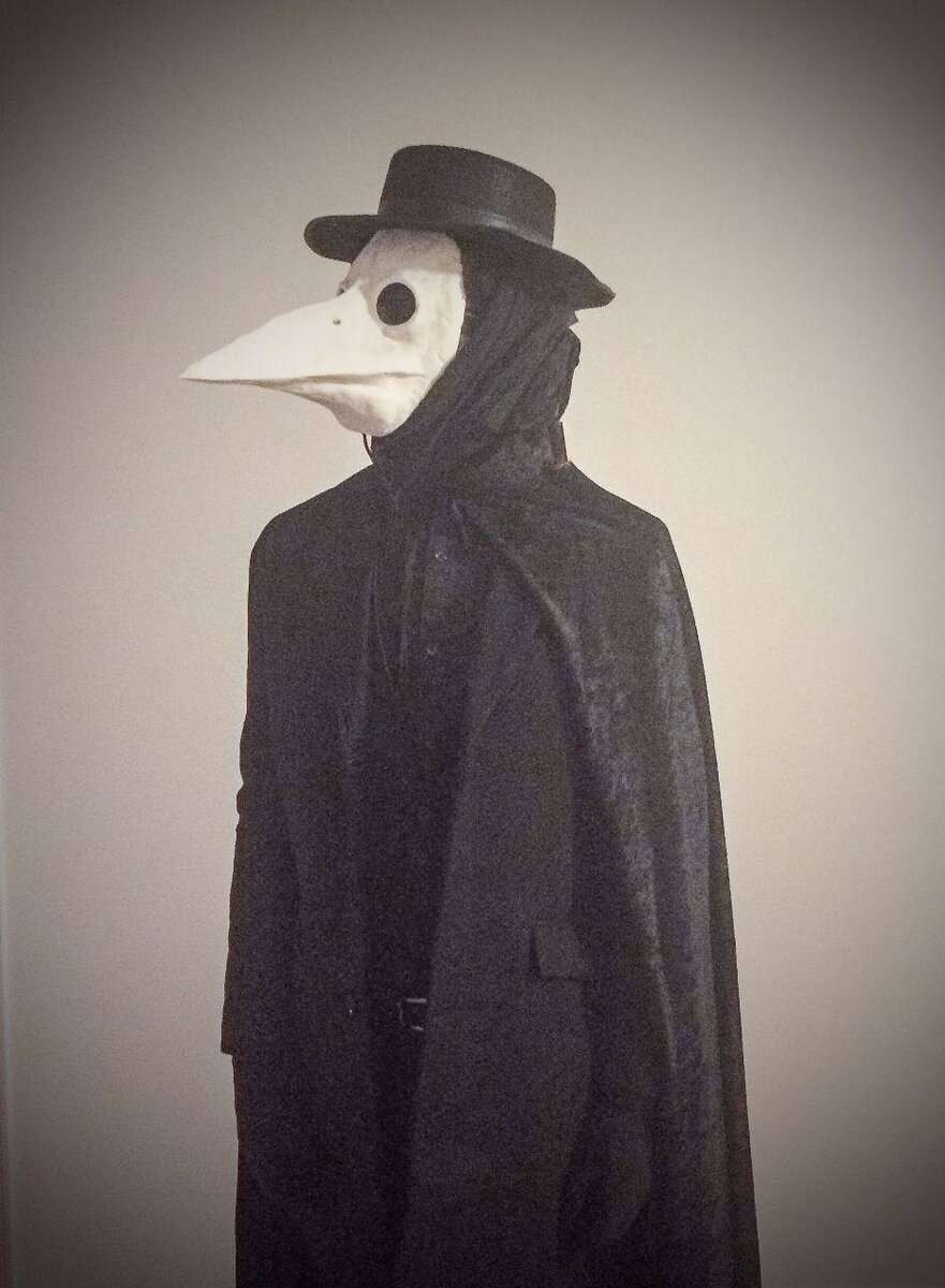 Известные всем чумные доктора носили специальную маску с клювом. 

📜 Однако этот клюв нужен был вовсе не для устрашения: в нем носили разнообразные сильно пахнущие вещества, например ткань, пропитанную уксусом, цветы, травы или камфару.

Считалось, что чума распространяется через особые «миазмы», а такой своеобразный фильтр должен был их остановить. Кстати, появился этот костюм только в XVII веке, так что никакого отношения к Средневековью он не имеет.

История