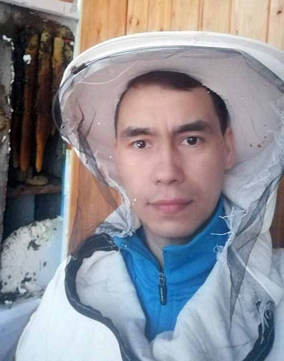 Спасатель сменил форму пожарного на облачение пасечника. Фото: Ильдар ЛОТФУЛЛИН