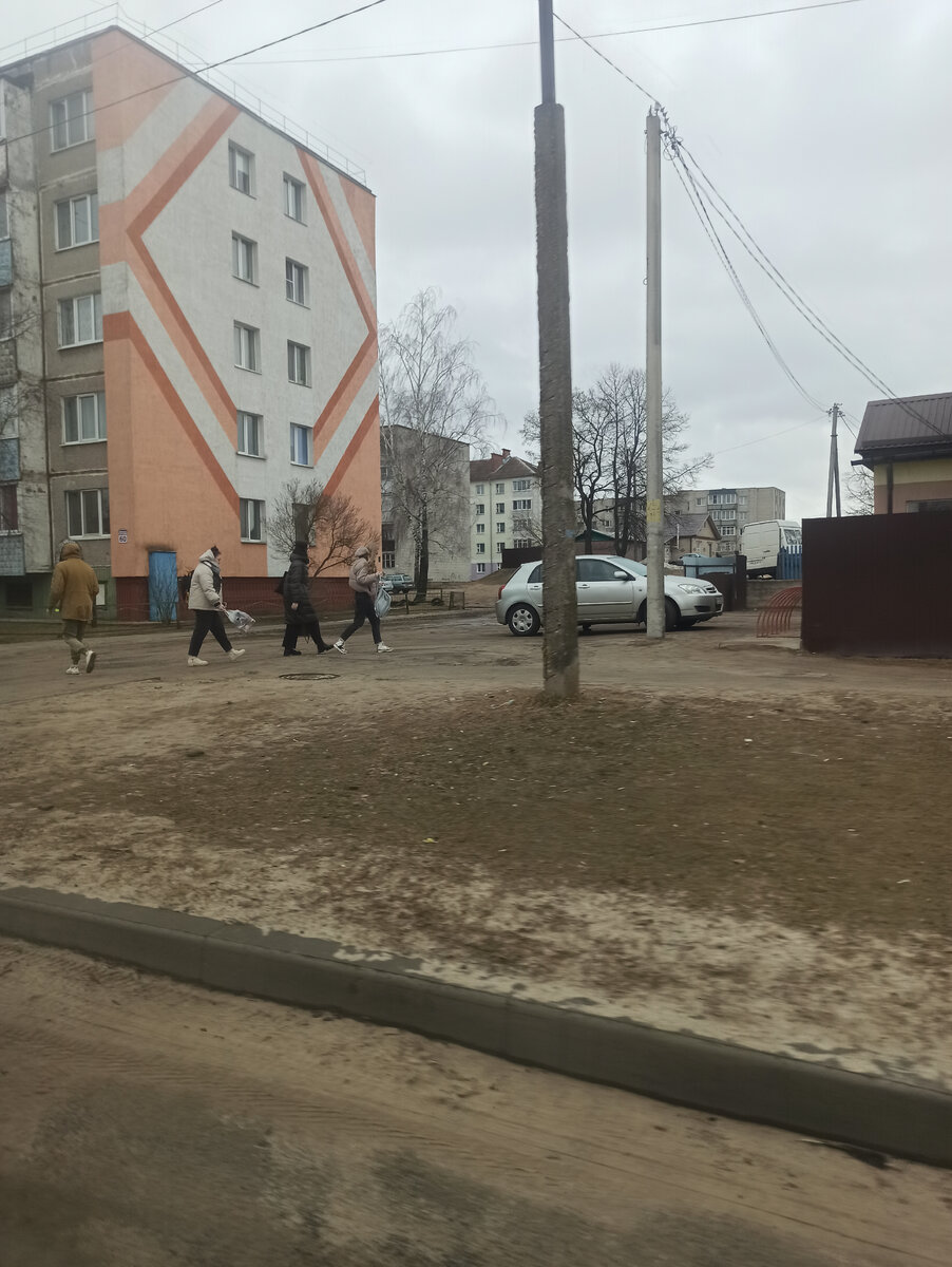 Они туда, к нему, а он от них 