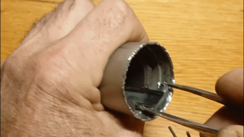 Демонтаж распорной планки магнитов -в корпусе имеются два жестких магнита..