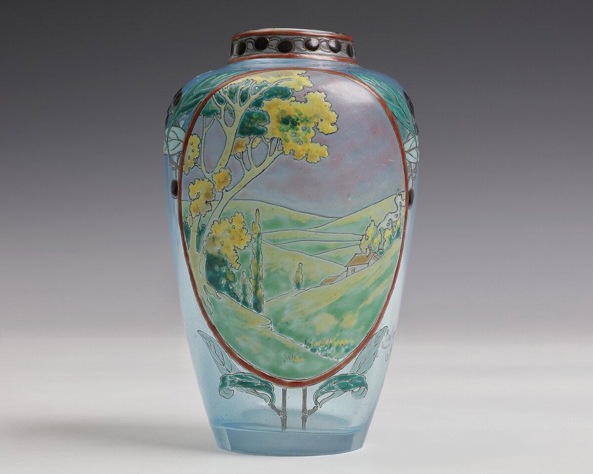 Ваза c изображением горного пейзажа Франция, Нанси. Около 1890 г. Галле, Эмиль. Стекло, эмаль; роспись, стекло "камео", высота 14,9 см. https://mus-col.com
