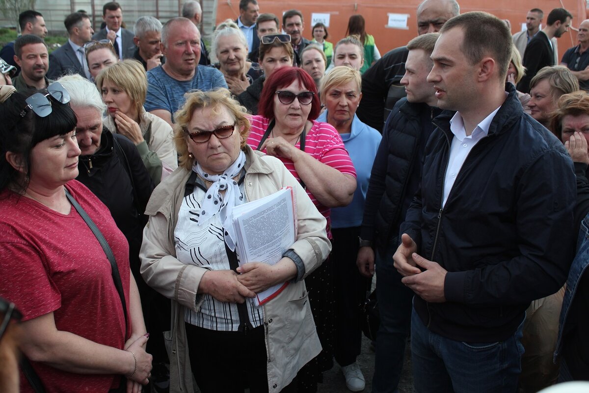 Заместитель губернатора Владимир Архипов встретился с погорельцами.  Фото: Фото: ФедералПресс / Анастасия Куликовских