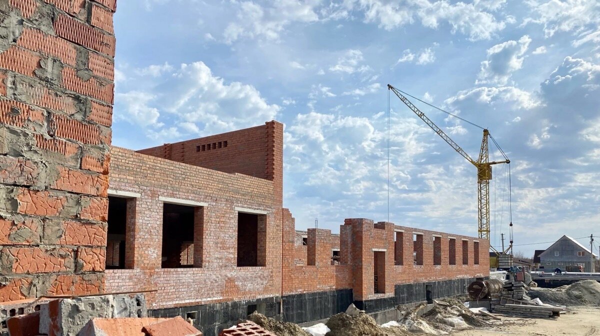    В Приобье в 2024 году достроят школу, которая позволит перевести всех учеников поселка на одну смену