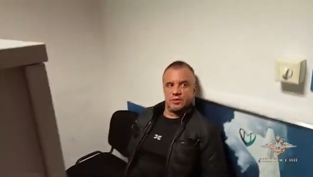     В Россию доставили жителя Ростова, который совершил убийство и скрывался в другой стране, сообщили в МВД РФ.