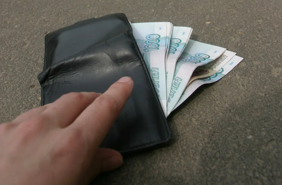 Присвоение найденных денег по закону может быть квалифицировано по статьям 158 или 160 Уголовного кодекса России