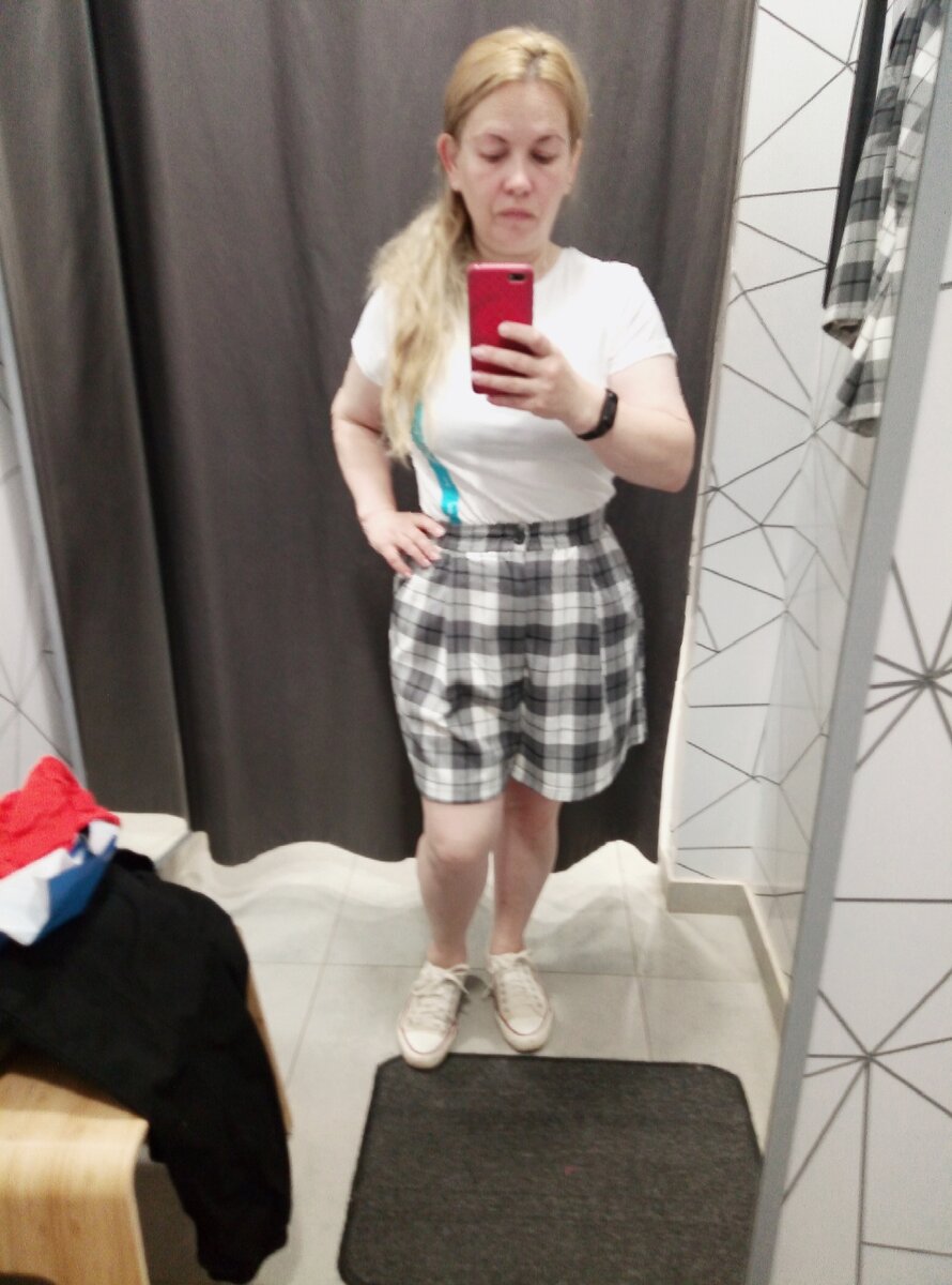 Я. Да вот такая рожа у меня бывает) Грустная и заплаканная и после сна. Шорты на мне кстати размера М. Но они свободно и очень комфортно сидят. Живот не нужно втягивать))) 