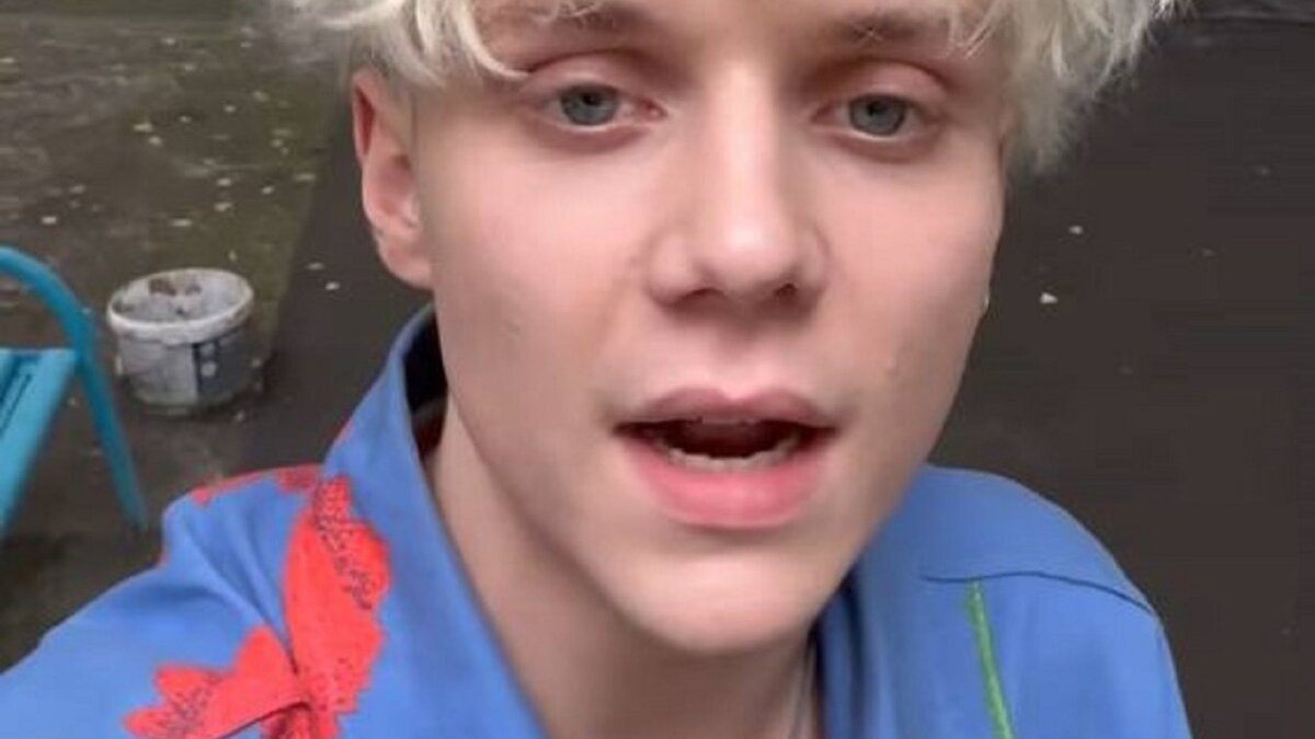     Певец Ваня Дмитриенко, который родился в Красноярске и стал популярным после хита «Венера — Юпитер», рассказал подписчикам, как его обокрали.