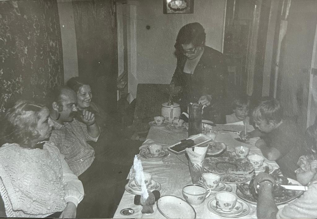 Мои родители в левом углу. Фото из семейного архива 