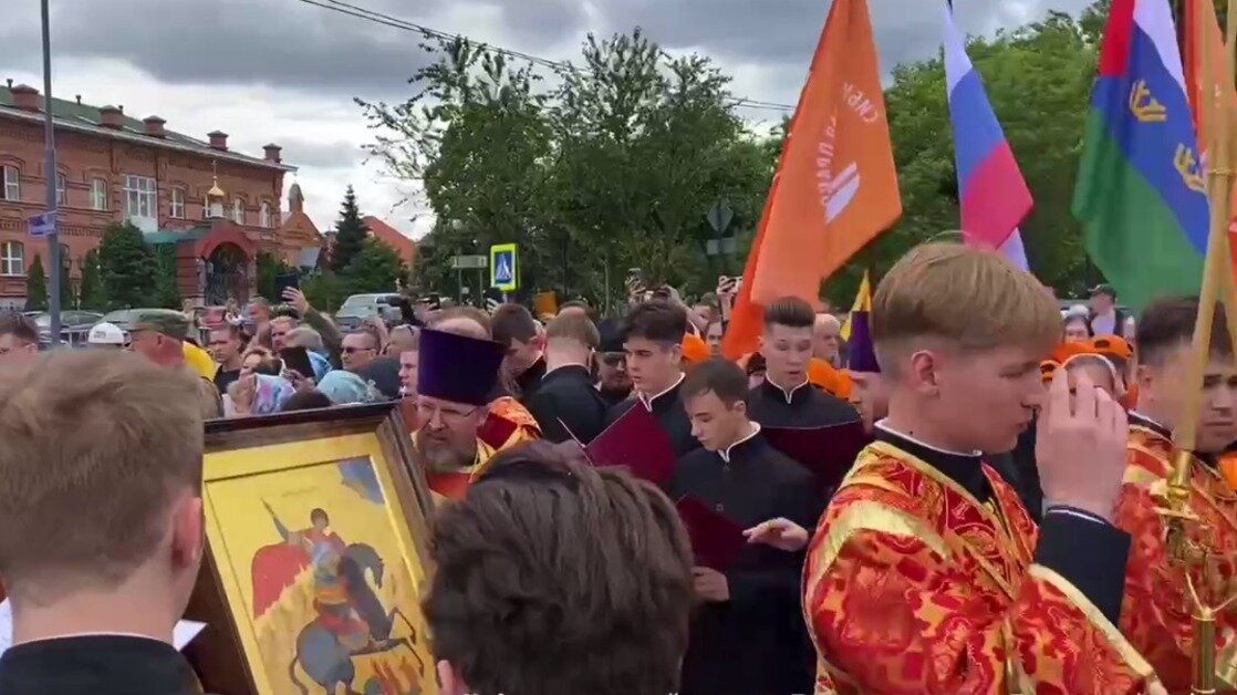     В областную столицу 9 июня привезли ковчег с частицей мощей великомученика Георгия Победоносца.