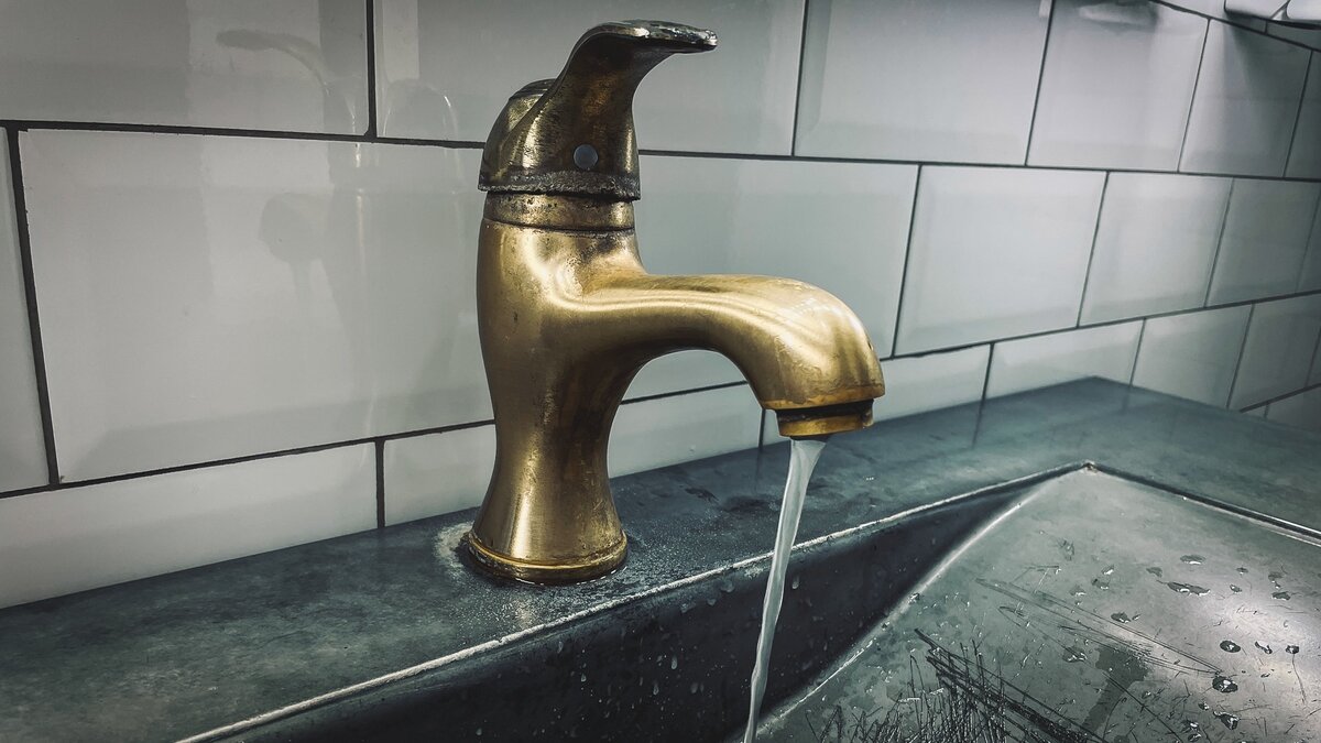     В поселке Рассвет Аксайского района есть центральный водопровод, но воду в дома поставляют техническую, сообщили RostovGazeta местные жители.