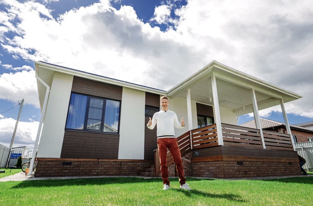 Меня зовут Дмитрий, я сам прошел путь строительства дома и теперь помогаю другим, рассказывая правду о строительстве, а также строю тёплые и надёжные дома с помощью своей компании одного окна. На фото одноэтажный дом, который мы построили. О нем читайте ниже! Поехали. 