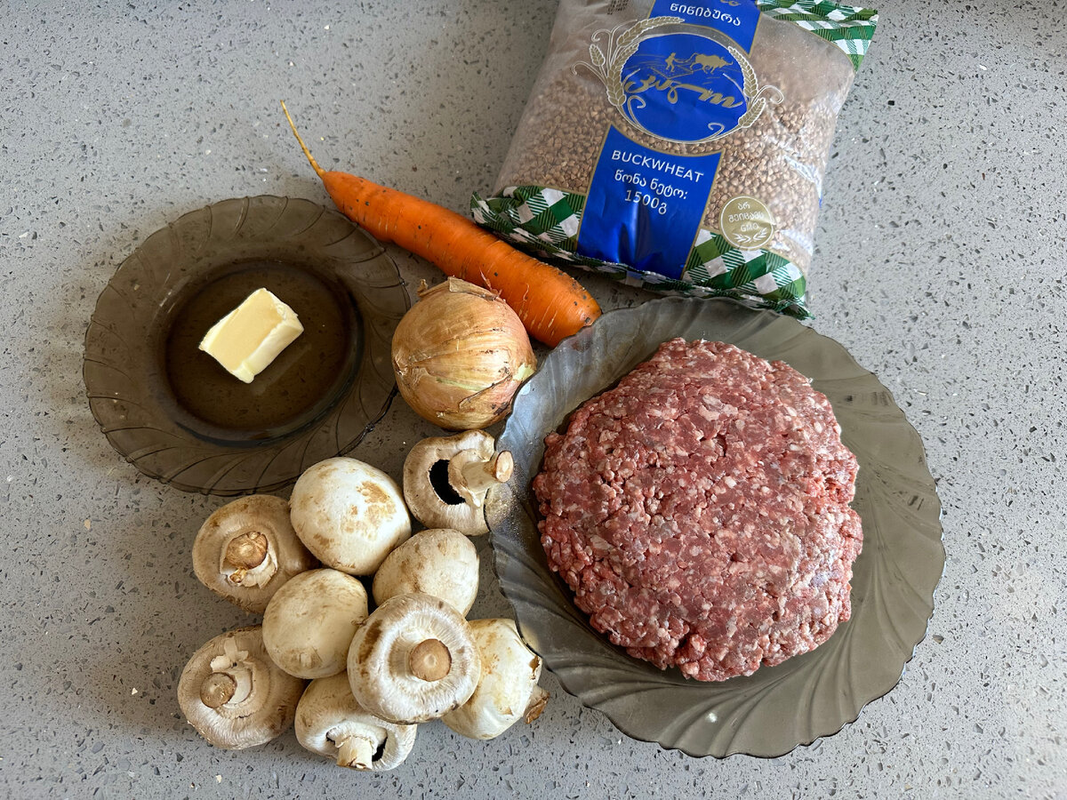 Нам понадобится: Фарш свиной 500 гр.; шампиньоны 10 шт.; гречка 1,5 стакана; масло сливочное 50 гр.; лук 1 шт.; морковь 1 шт.; соль перец, специи. 