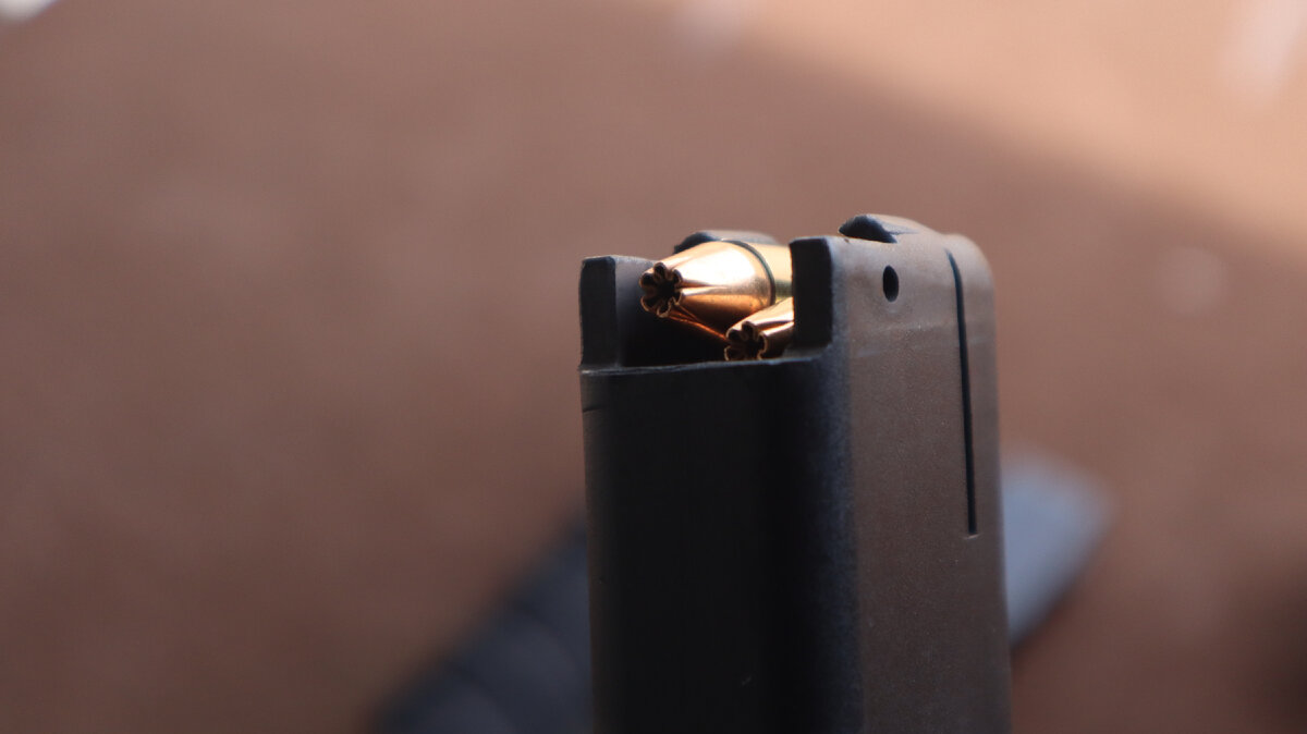 Несмотря на необычную форму пули, патрон отлично помещается в магазине Сайга-9/ПП-19-01 "Витязь"/ППК-20 | Фото: Русский ОРУЖЕЙНИК, 2023