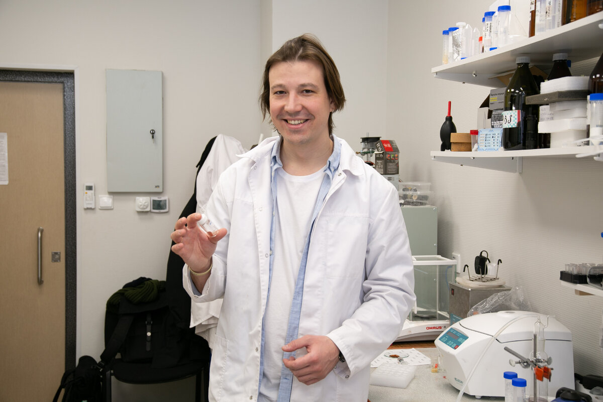 По словам Кирилла Гржегоржевского, в основе гидрогеля — вода и биосовместимые вещества. Фото: Родион Нарудинов.