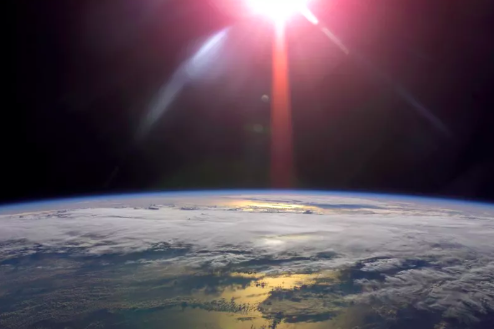     Земля вот-вот достигнет своей самой удаленной точки от Солнца. Но почему  так жарко?