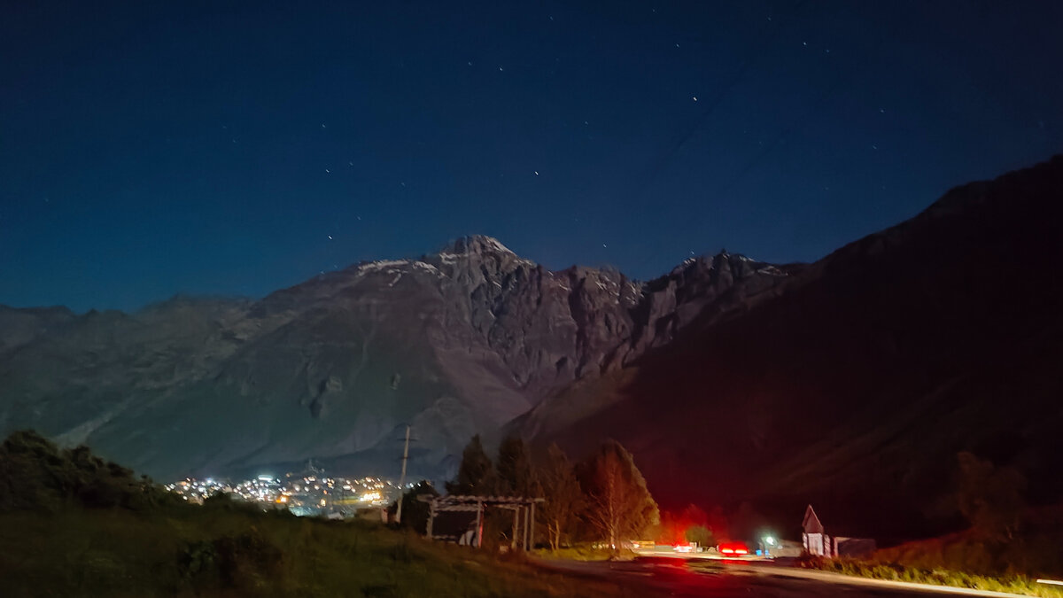 Ночь в Грузии, посёлок Степанцминда. В окружении гор. 