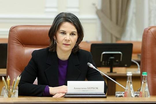    Бербок призвала не противопоставлять помощь Украине и социальные выплаты в ФРГ