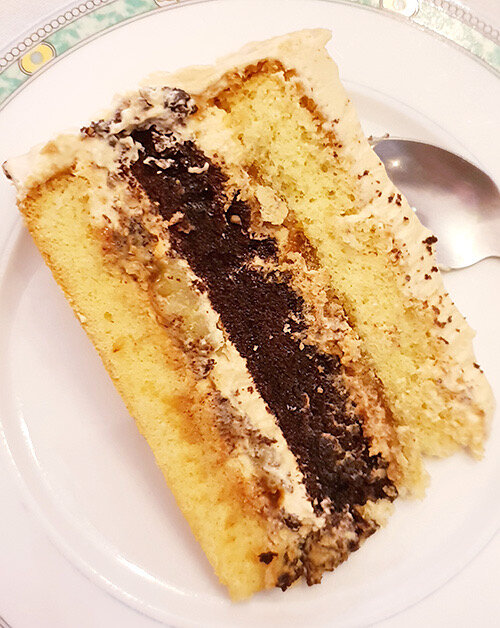 Источник:https://sladkiexroniki.ru/tort-karamelnyiy-banan/