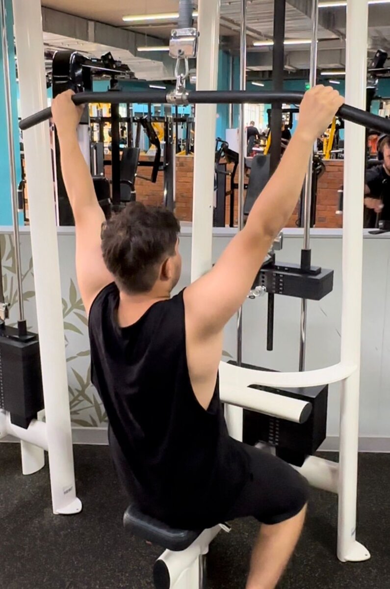 правильная техника взятия рукоятки при тяге верхнего блока