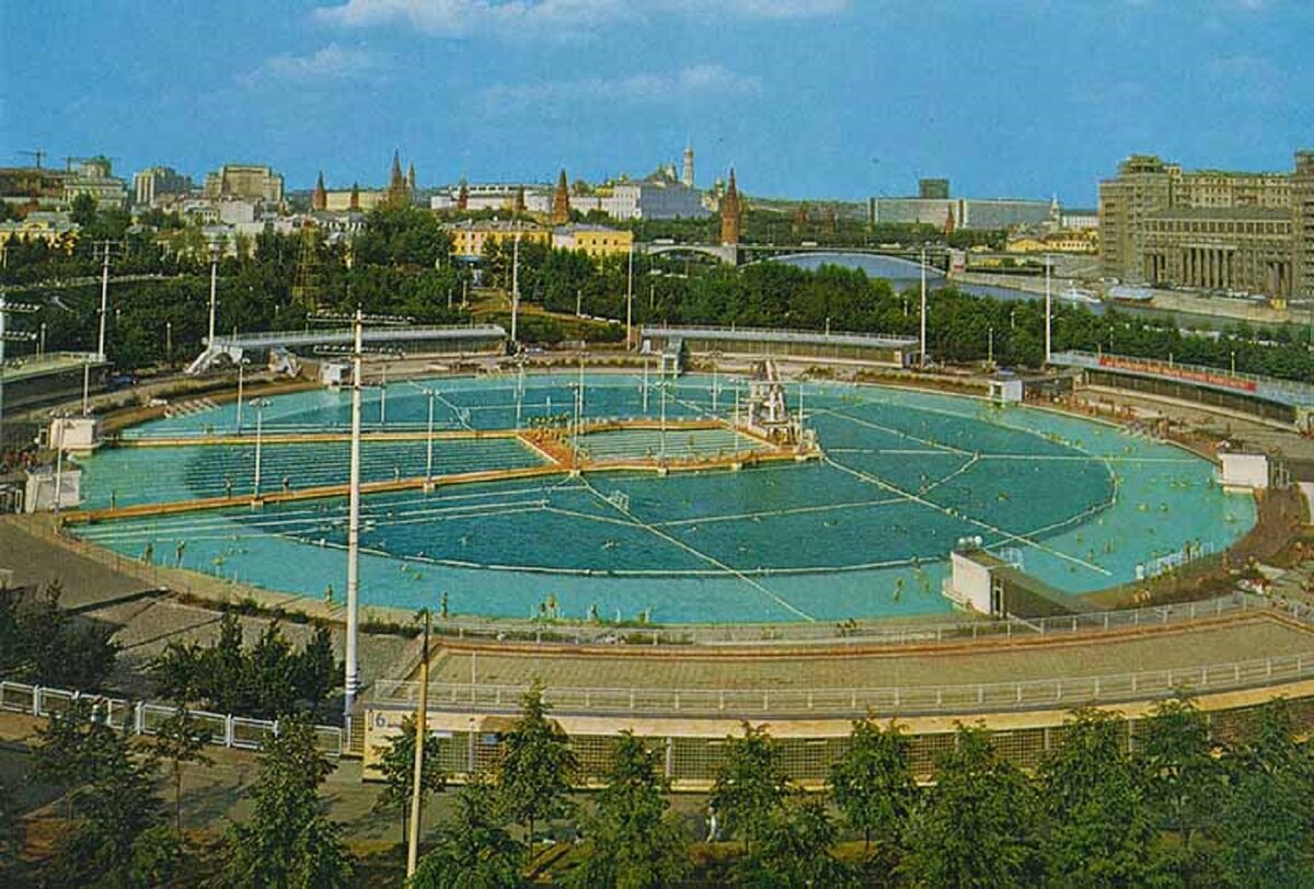 Бассейн на месте Храма и непостроенного Дворца.