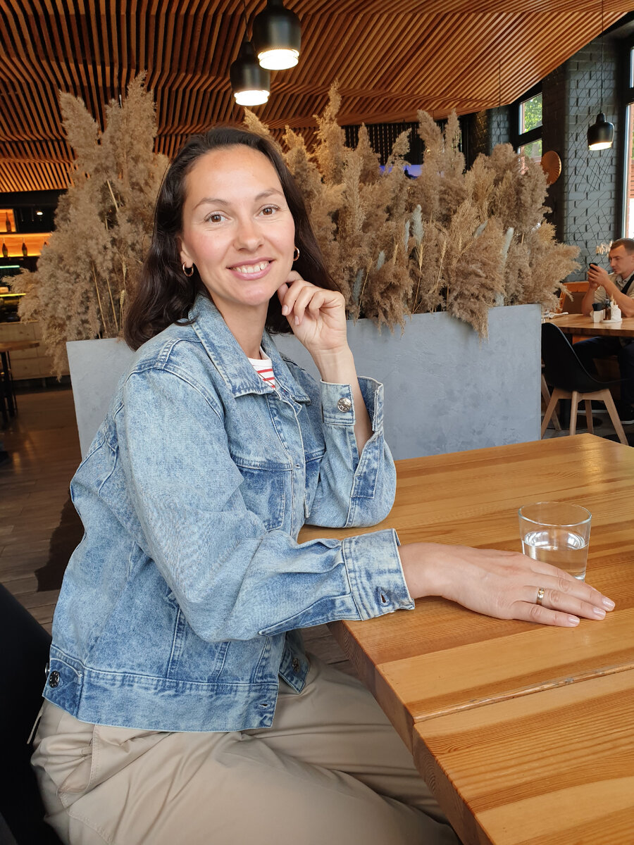 Привет! Меня зовут Екатерина, добро пожаловать на канал. Родилась в Ленинграде и живу здесь вот уже 38 лет. Обычно пишу статьи про стиль и тренды. Немного рассказываю про бьюти, делюсь  всякими секретиками. А иногда - вот так болтаю с вами о жизни, в том числе, о жизни в Питере. 