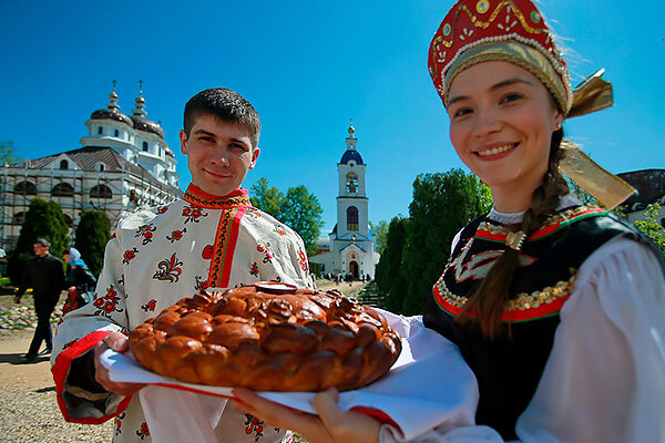 На Руси гостей встречали радушно, хлебосольно!
