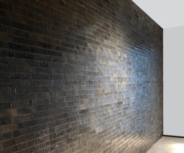 Плитка из коллекции "Вельвет" в благородном темном серо-коричневом цвете.