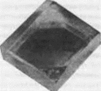 Рис. 1. Двойное лучепреломление в кристалле   исландского шпата. Вглядевшись в рисунок, вы можете заметить два изображения   основания кристалла. Использова